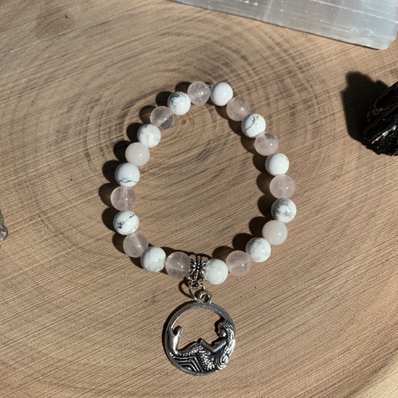 SOLD!!!Crystal stretch bracelet - Picture 2 of 5